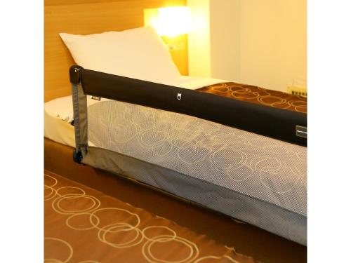 横浜市にあるYokohama Heiwa Plaza Hotel - Vacation STAY 36411vのマットレス付きの客室のベッド1台分です。