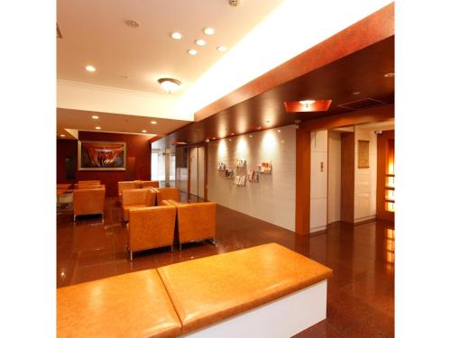 横浜市にあるYokohama Heiwa Plaza Hotel - Vacation STAY 36356vのロビー(ソファ、いくつかの椅子付)