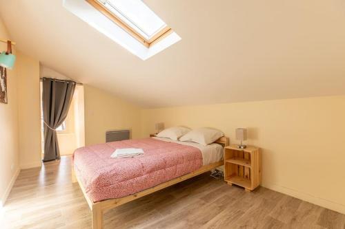 a bedroom with a bed and a skylight at Confort et Espace 12pers centre Lamartine in Clermont-Ferrand