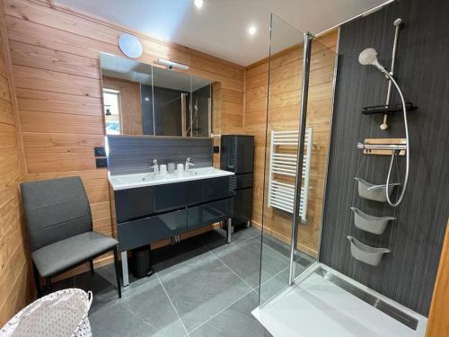 Ένα μπάνιο στο Appartement lumineux neuf dans bas de chalet LE DOUGLAS