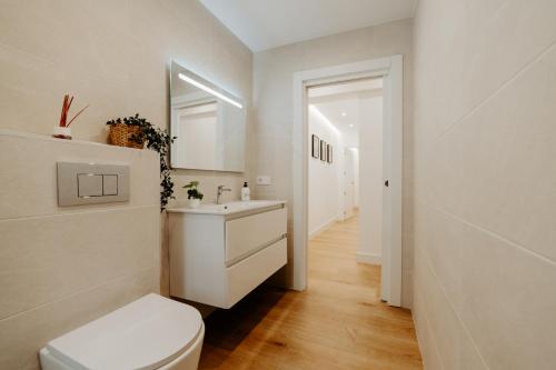 une salle de bains blanche avec toilettes et lavabo dans l'établissement Apartamento Logroño Central Home, à Logroño