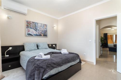 Host Wise - Bright Lovely Flat - Balcony