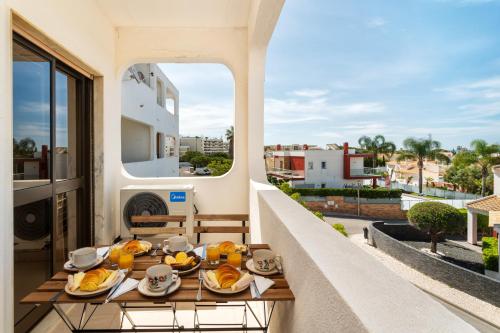 Host Wise - Bright Lovely Flat - Balcony