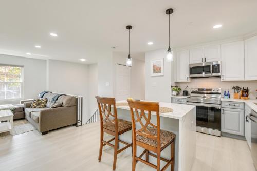 Η κουζίνα ή μικρή κουζίνα στο Near Top Attractions Deck Dining at Severn Home!