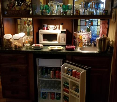 una cucina con forno a microonde e frigorifero a pianta aperta di Old Northside Bed & Breakfast a Indianapolis