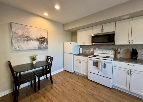 Η κουζίνα ή μικρή κουζίνα στο Aksarben View One Bedroom