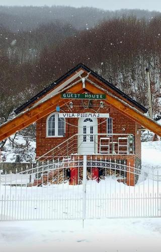 a guest house in the snow with a fence at Vilat Pllumaj in Gropat e Selcës