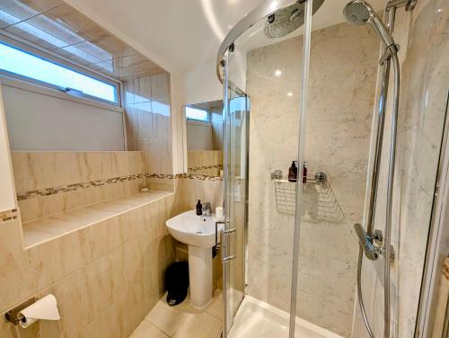 ein Badezimmer mit Dusche und Waschbecken und Dusche in der Unterkunft Peartree Serviced Apartments in Salisbury