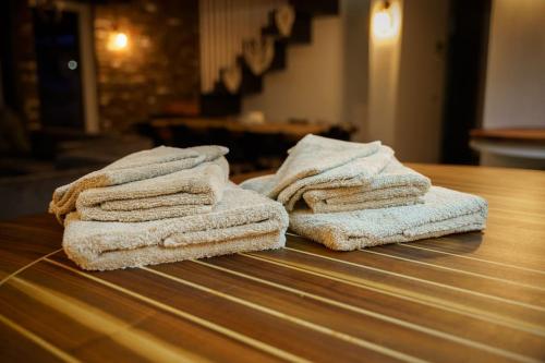 a pile of towels sitting on top of a table at Urban Jungle Room rundum Entspannung mit Sauna in Troisdorf