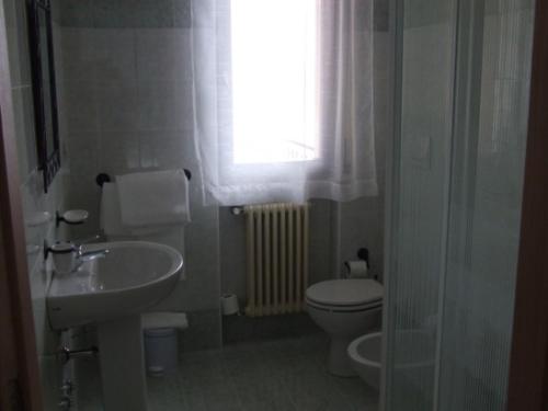 A bathroom at B&B Catullo