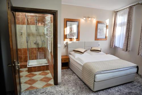 Ένα ή περισσότερα κρεβάτια σε δωμάτιο στο Hotel Karczma Chełmińska