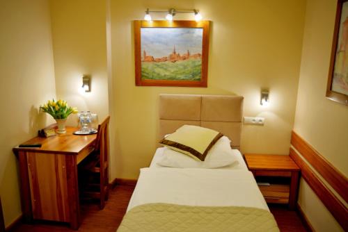 Ένα ή περισσότερα κρεβάτια σε δωμάτιο στο Hotel Karczma Chełmińska