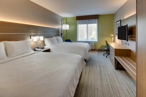 コロンバスにあるHoliday Inn Express & Suites Columbus - Ft Benning Maingate by IHGのベッド2台と薄型テレビ付きのホテルの部屋