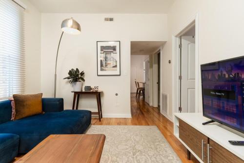 TV a/nebo společenská místnost v ubytování Wicker Park 2BR Modern Apartment DV3