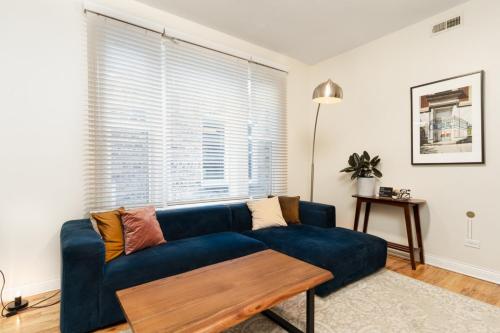 Posezení v ubytování Wicker Park 2BR Modern Apartment DV3