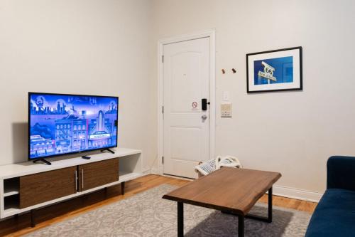 TV a/nebo společenská místnost v ubytování Wicker Park 2BR Modern Apartment DV3