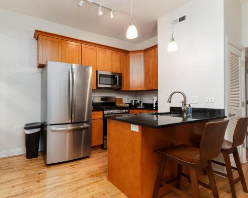 Kuchyň nebo kuchyňský kout v ubytování Wicker Park 2BR Modern Apartment DV3