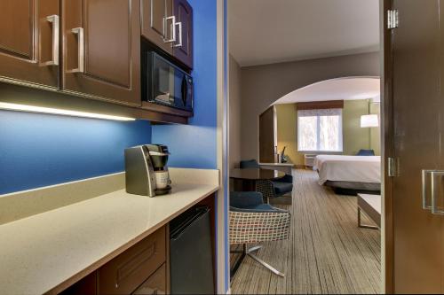 Holiday Inn Express & Suites Columbus - Ft Benning Maingate by IHGにあるキッチンまたは簡易キッチン