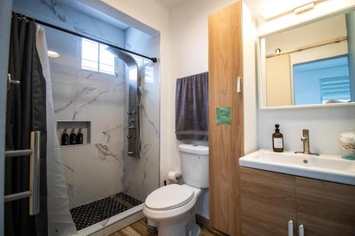 Ένα μπάνιο στο San Juan Vacation Home