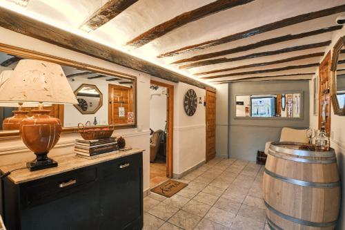 a room with a table with a lamp and a barrel at Casa Flor, Encanto en La Rioja in Lardero