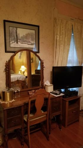 TV o dispositivi per l'intrattenimento presso Old Northside Bed & Breakfast