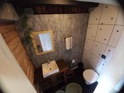 vistas a un baño con lavabo y espejo en Apartamento, Suíte com cozinha, en Penha