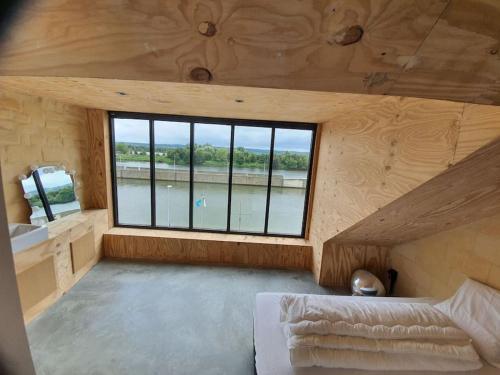 ヴィゼにあるWaterside Zen - Maastrichtのベッド付きの部屋