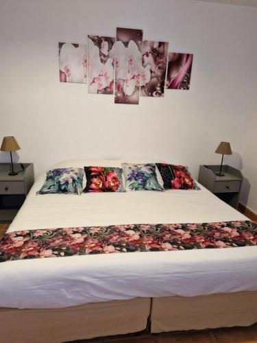 a bedroom with a bed with flowers on it at Chambres d'hôtes à Pêtre in Entrevennes