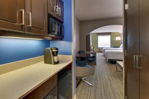 Holiday Inn Express & Suites Columbus - Ft Benning Maingate by IHGにあるキッチンまたは簡易キッチン