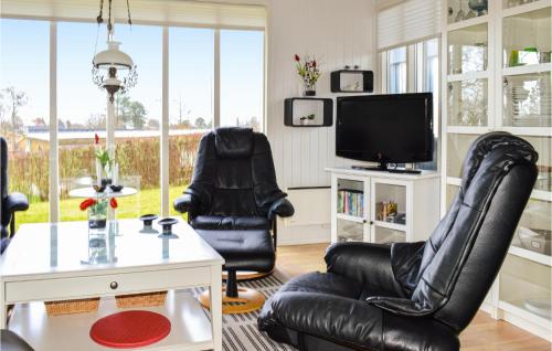 TV a/nebo společenská místnost v ubytování Lovely Home In Hadsund With Kitchen