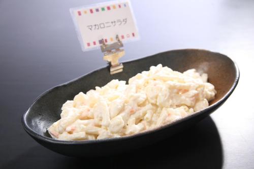 a bowl of macaroni and cheese sitting on a table at Kuretake-Inn Hamamatsu Nishi I.C. in Hamamatsu
