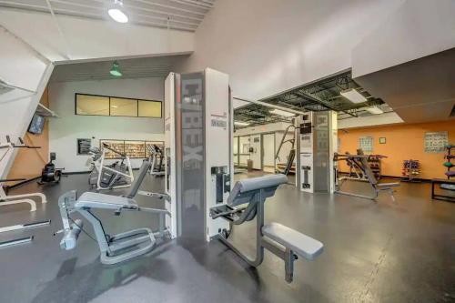 Fitness centrum a/nebo fitness zařízení v ubytování Mountain Views w Fire Pit Deck Grill & Amenities