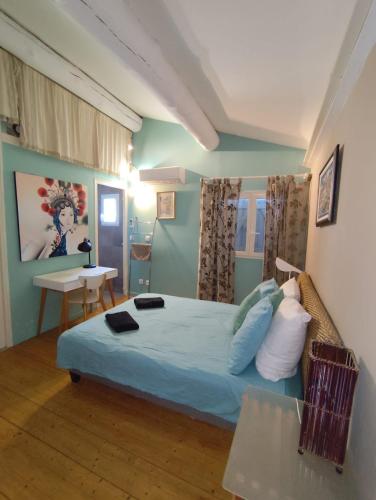 une chambre avec un lit et une table dedans dans l'établissement Villa Sainte Victoire, à Peynier