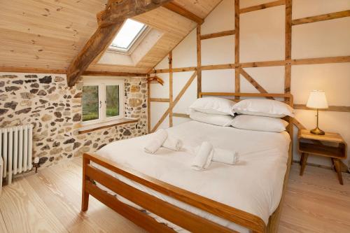 Ένα ή περισσότερα κρεβάτια σε δωμάτιο στο Idyllic country house & organic swim pond