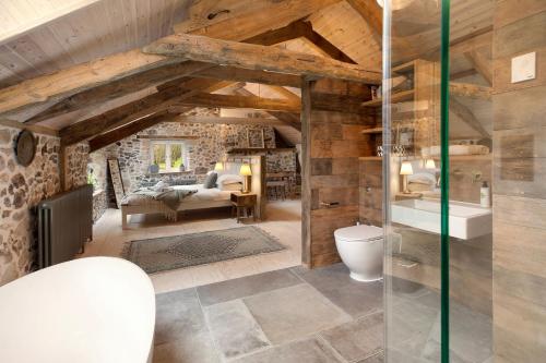 Ένα μπάνιο στο Idyllic country house & organic swim pond