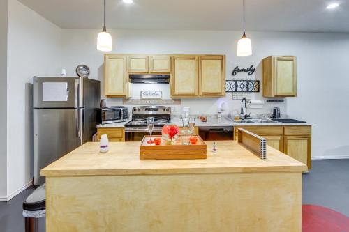 Η κουζίνα ή μικρή κουζίνα στο 6 Mi to Nature Preserve Apartment Near Lindale!
