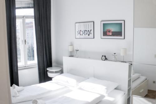 ウィーンにあるSpittelau spacious bright contactless selfcheckin central metro train stationの白いベッドルーム(白いベッド1台、鏡付)