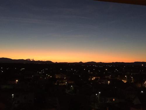 - une vue sur une ville la nuit avec le ciel dans l'établissement Appartement vu sur mer Canet en Roussillon, à Canet
