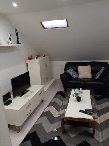 un salon avec un canapé et une table dans l'établissement Chanel House, à Nilvange