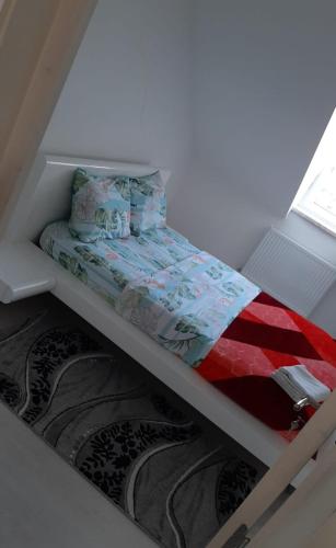 Ce lit superposé se trouve dans un dortoir doté d'un couvre-lit. dans l'établissement Chanel House, à Nilvange