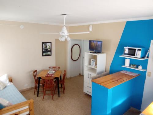 a kitchen and dining room with a table and a microwave at Temporario Del Centro in Paso de los Libres