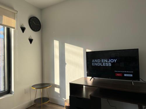 Televisyen dan/atau pusat hiburan di Cozy apt with City skyline rooftop