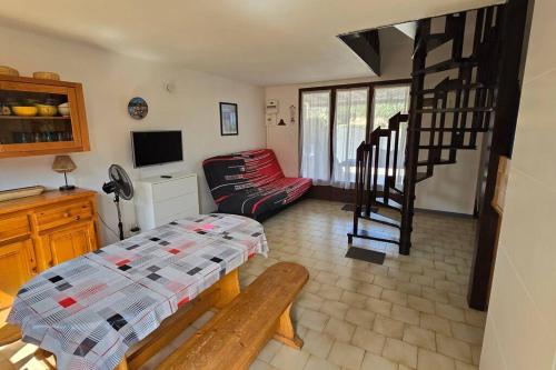 - un salon avec un canapé et un escalier dans l'établissement Maison dans résidence, piscines, proximité plage, à Vendres
