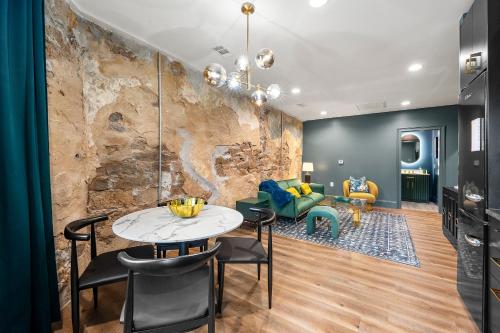 Χώρος καθιστικού στο Opulent Loft on Main St -Walk to Stone Mtn Park!