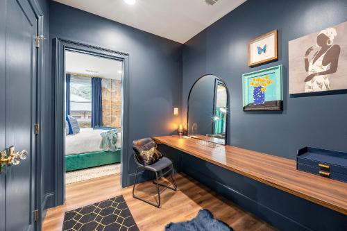 Ένα ή περισσότερα κρεβάτια σε δωμάτιο στο Opulent Loft on Main St -Walk to Stone Mtn Park!