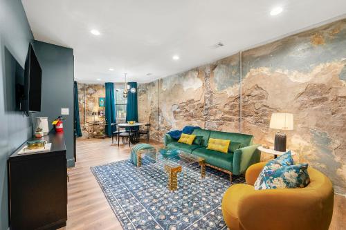 Μια τηλεόραση ή/και κέντρο ψυχαγωγίας στο Opulent Loft on Main St -Walk to Stone Mtn Park!