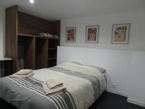 une chambre avec un lit avec deux serviettes dessus dans l'établissement Loft Cosy Marseille, à Marseille