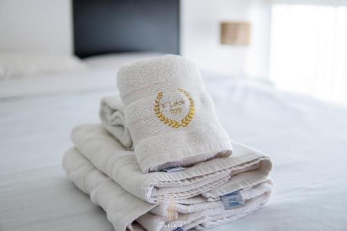 a stack of towels sitting on top of a bed at Departamentos Leloir in Neuquén