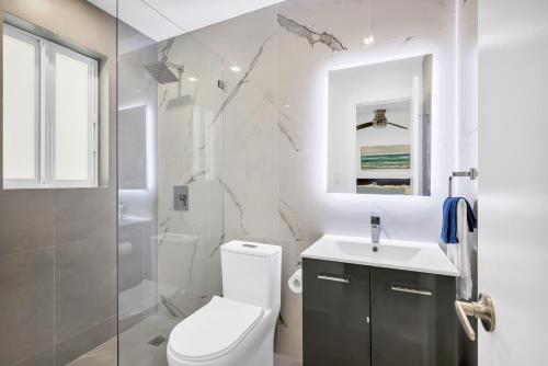 Ένα μπάνιο στο ULTRA Modern Apartment by the Beach