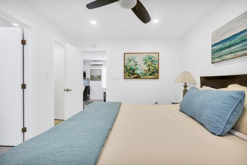 Ένα ή περισσότερα κρεβάτια σε δωμάτιο στο ULTRA Modern Apartment by the Beach